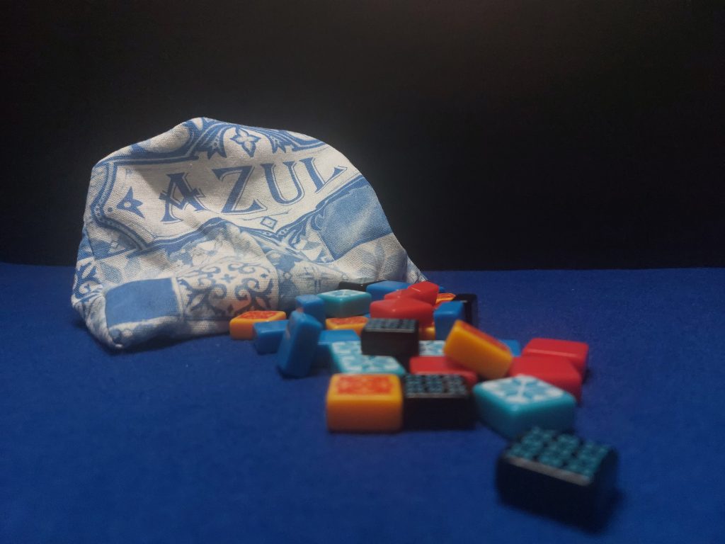 Componentes del juego de mesa azul, bolsa de tela y azulejos