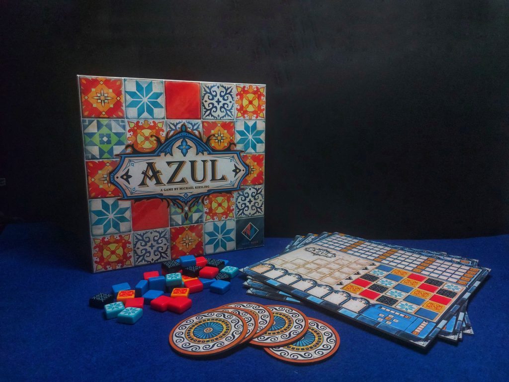 Componentes del juego de mesa Azul. Caja, tablero, fichas