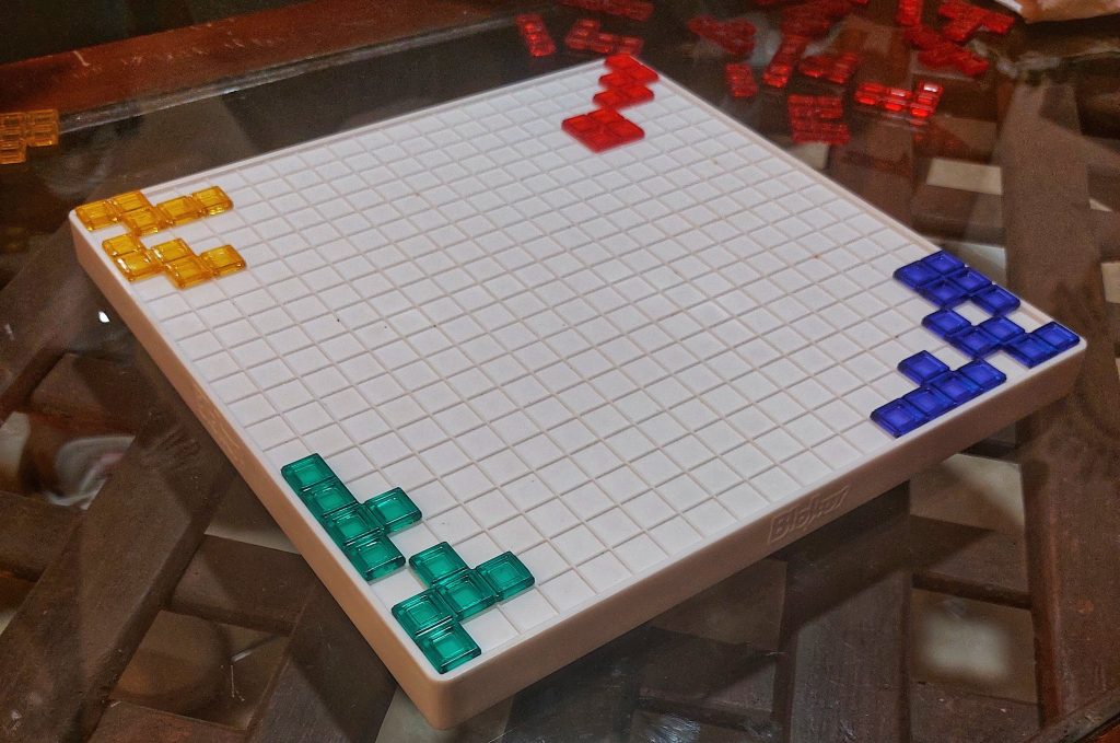 Primeros dos turnos del juego de mesa Blokus