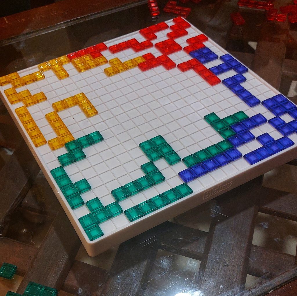 Juego de mesa blokus. En esta partida ya han pasado unos cuantos turnos. 