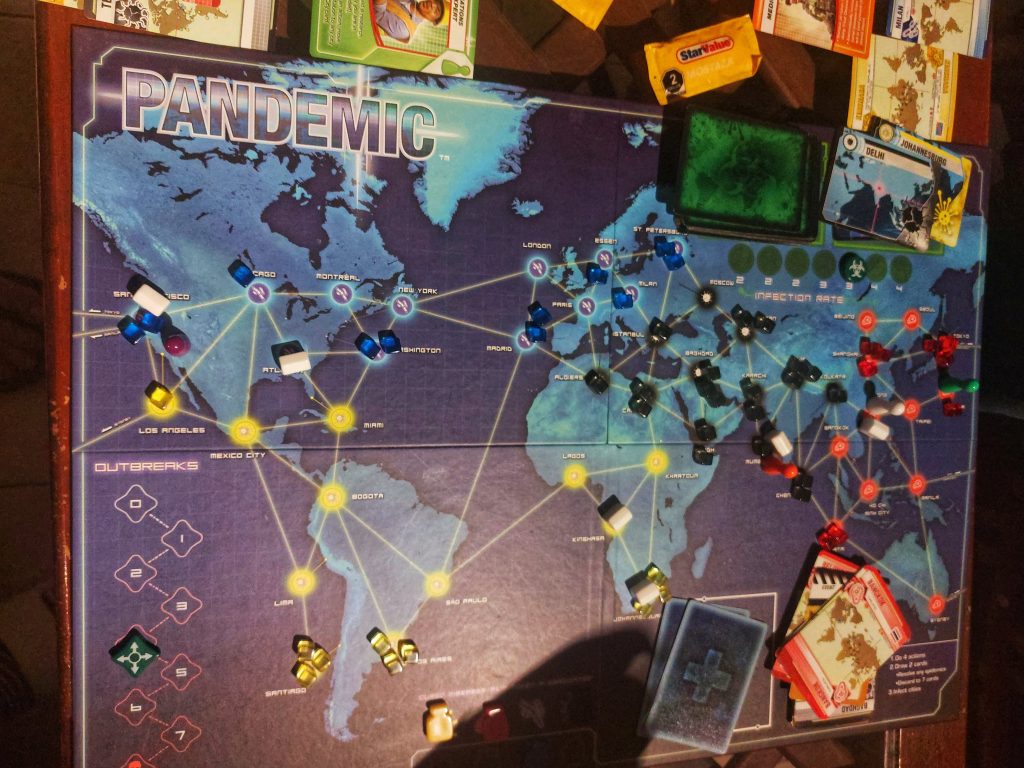 Fotografía tomada casi al finalizar una partida de Pandemic