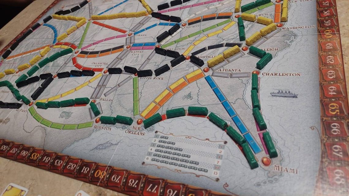 Tablero de juego ticket to ride, mostrando trenes en Miami