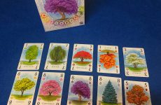 Juego de mesa Arboretum. Se muestra la caja y los 10 tipos de árboles que contiene el juego.