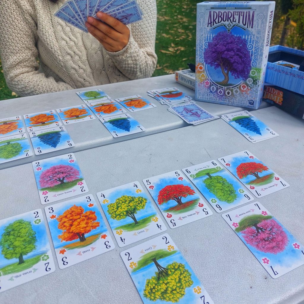 Mostrando el juego arboretum en una partida a 2 jugadores. Se ve el tablero de ambos jugadores y la caja del juego