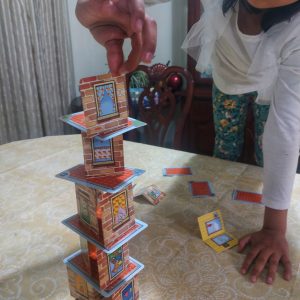 Jugando al juego de mesa Rhino Hero.