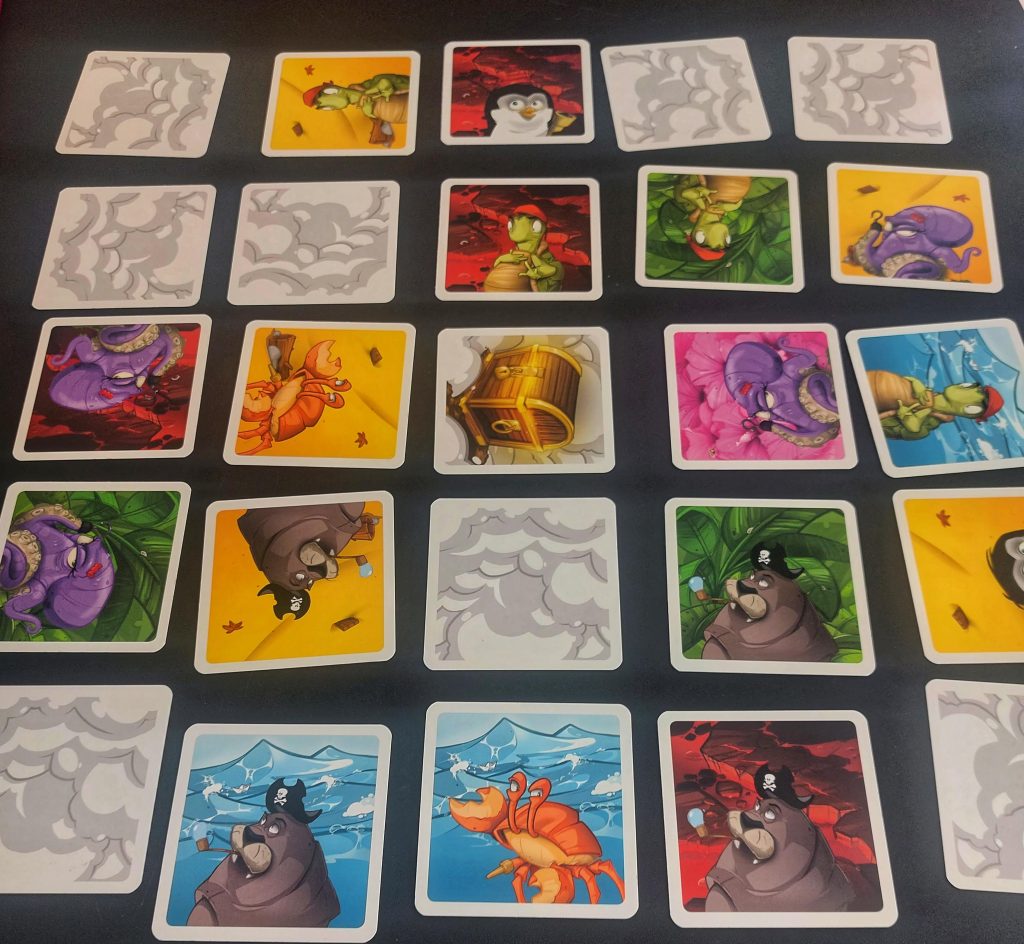 Juego de mesa Memoarrr sobre la mesa, aun quedan cartas sobre la mesa